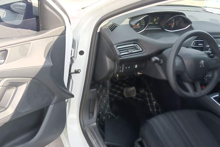 Used Peugeot 308S 2015 1.2T Automatic Shangchi Edition Interior 3