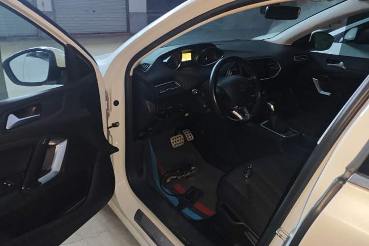 Used Peugeot 308S 2015 1.2T Automatic Jingchi Edition Interior 3