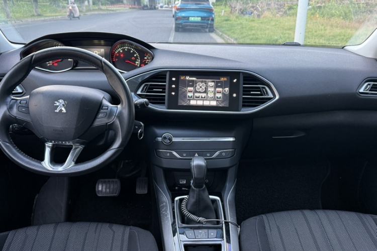 Used Peugeot 308S 2015 1.6T Automatic Jingchi Edition Interior 6