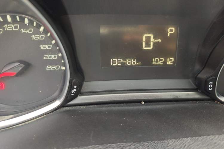 Used Peugeot 308S 2015 1.6T Automatic Jingchi Edition Odometer Close Up