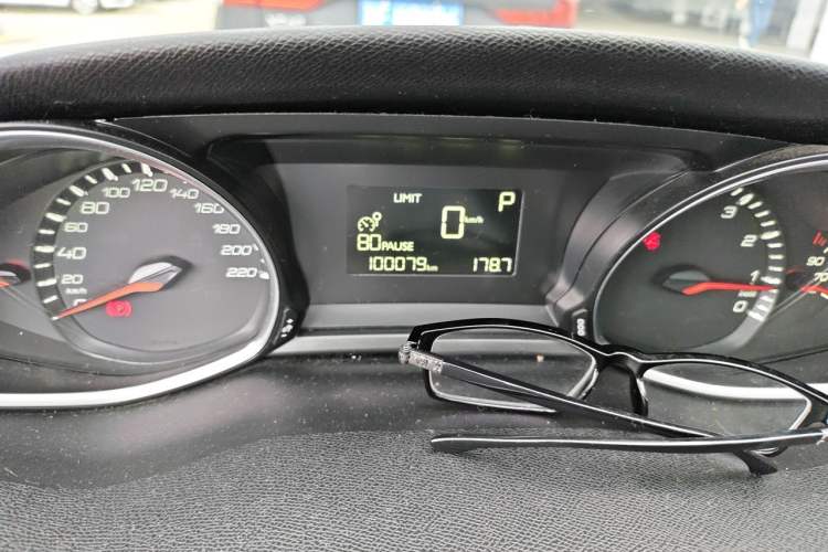 Used Peugeot 308S 2015 1.2T Automatic Jingchi Edition Odometer Close Up