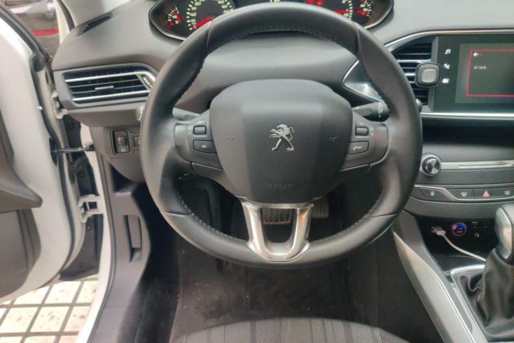 Used Peugeot 308S 2015 1.6T Automatic Jingchi Edition Steering Wheel