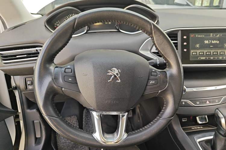 Used Peugeot 308S 2015 1.2T Automatic Jingchi Edition Steering Wheel