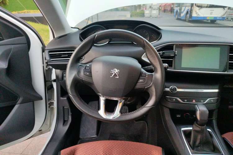 Used Peugeot 308S 2015 1.2T Automatic Jingchi Edition Steering Wheel