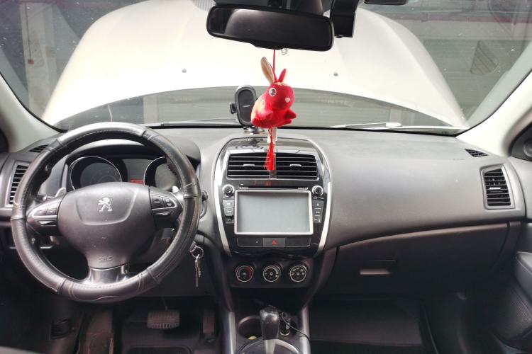 Used Peugeot 4008 2013 2.0L Two-Wheel Drive Entry-Level Trim Center Console
