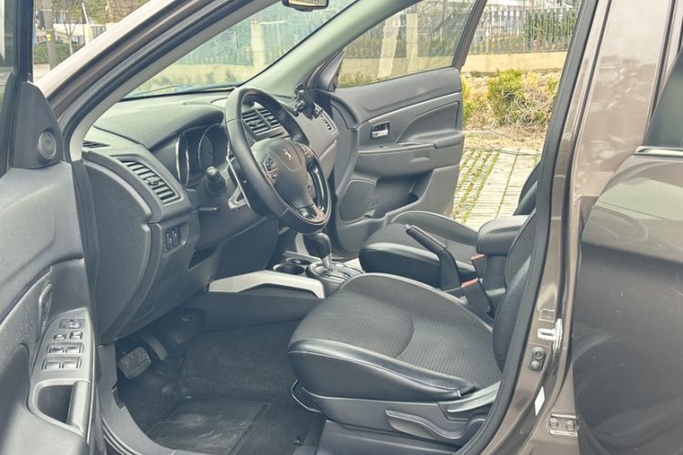 Used Peugeot 4008 2013 2.0L Two-Wheel Drive Entry-Level Trim Interior 4