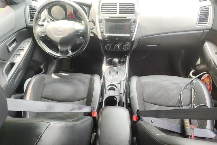 Used Peugeot 4008 2013 2.0L Two-Wheel Drive Entry-Level Trim Center Console