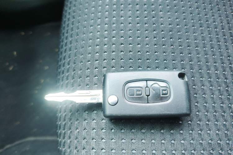Used Peugeot 4008 2013 2.0L Two-Wheel Drive Entry-Level Trim Vehicle Key