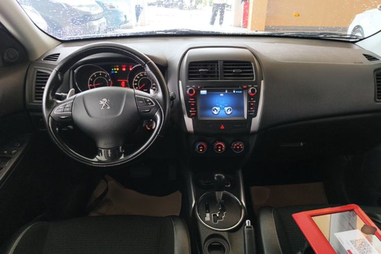Used Peugeot 4008 2013 2.0L Two-Wheel Drive Entry-Level Trim Center Console