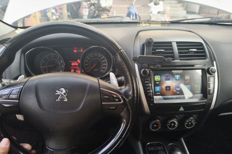 Used Peugeot 4008 2013 2.0L Two-Wheel Drive Entry-Level Trim Center Console