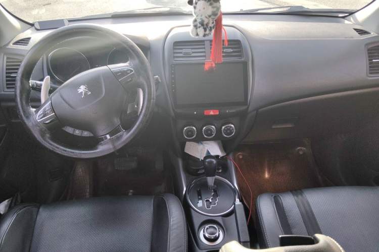 Used Peugeot 4008 2013 2.0L Four-Wheel Drive Luxury Model Center Console
