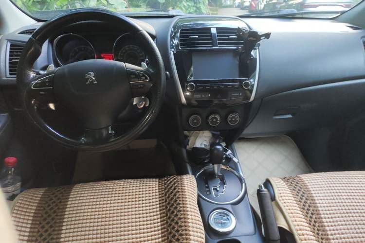 Used Peugeot 4008 2013 2.0L Two-Wheel Drive Entry-Level Trim Center Console