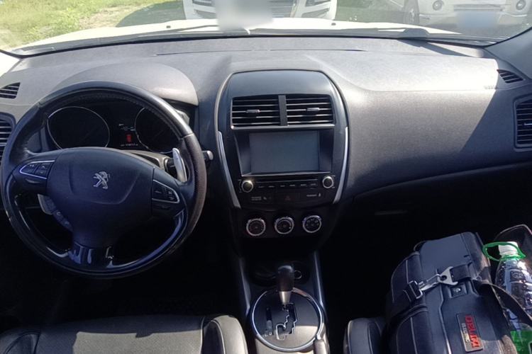 Used Peugeot 4008 2013 2.0L Two-Wheel Drive Luxury Version Center Console