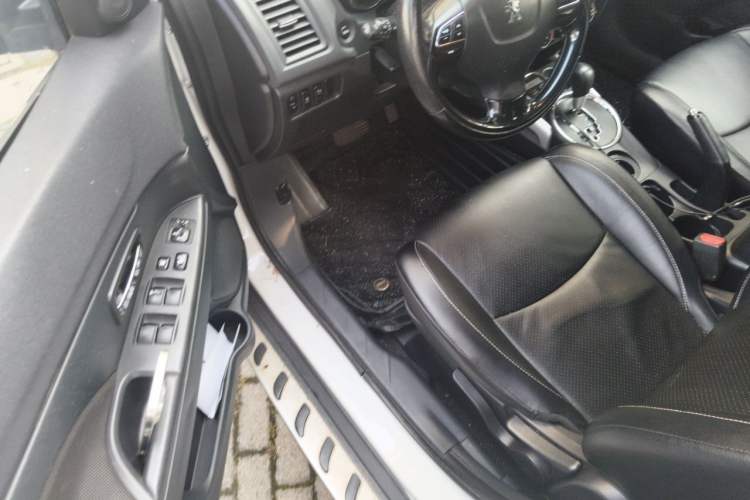 Used Peugeot 4008 2013 2.0L Two-Wheel Drive Entry-Level Trim Interior 3