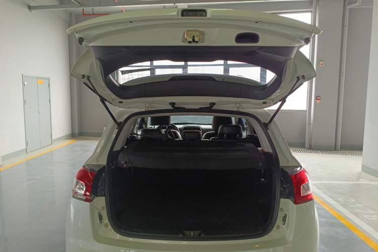 Used Peugeot 4008 2013 2.0L 4x4 Fashion Edition Trunk
