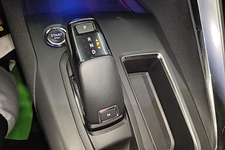 Used Peugeot 4008 2017 350THP Elite Edition Gear Lever