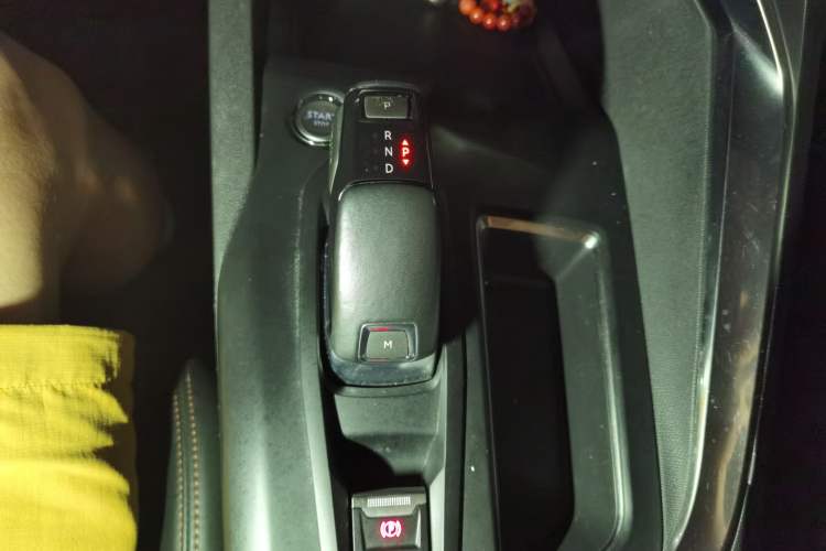 Used Peugeot 4008 2017 380THP Elite Edition Gear Lever
