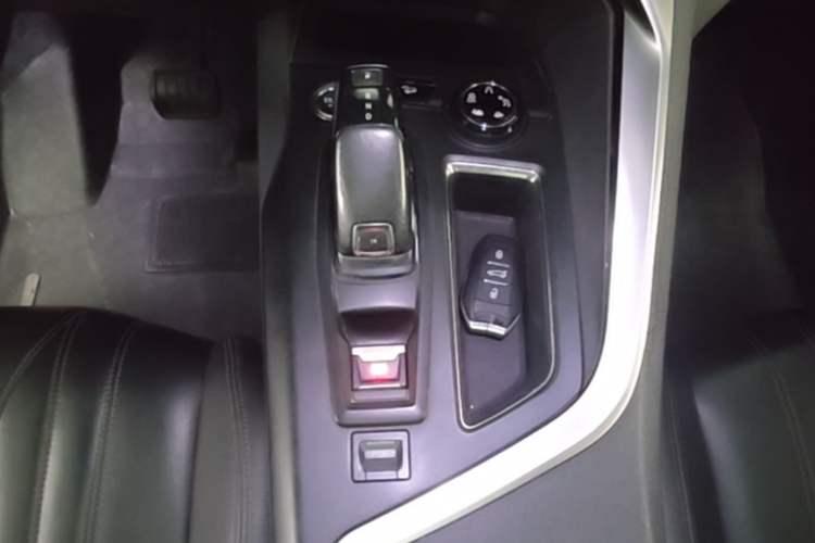 Used Peugeot 4008 2017 380THP Luxury Edition Gear Lever