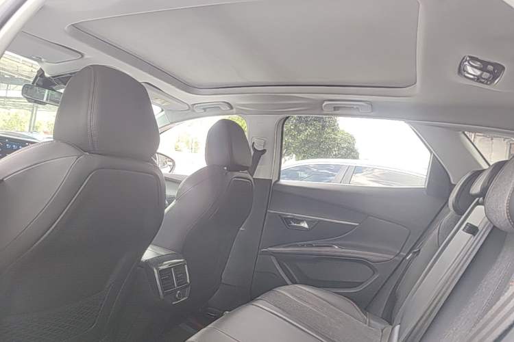 Used Peugeot 4008 2017 350THP Elite Edition Headliner