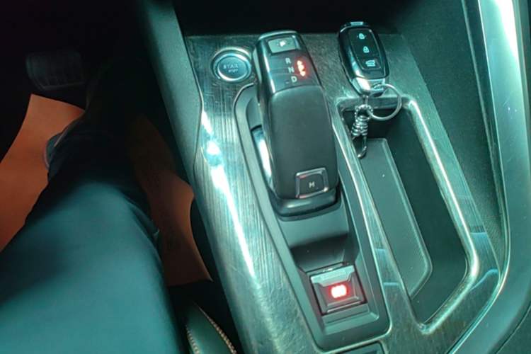 Used Peugeot 4008 2017 350THP Elite Edition Gear Lever