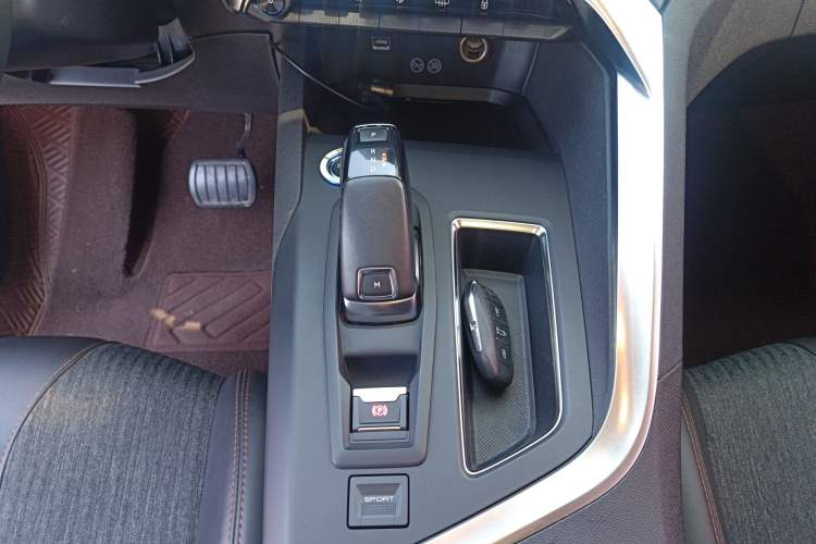 Used Peugeot 4008 2018 350THP Elite Edition Gear Lever