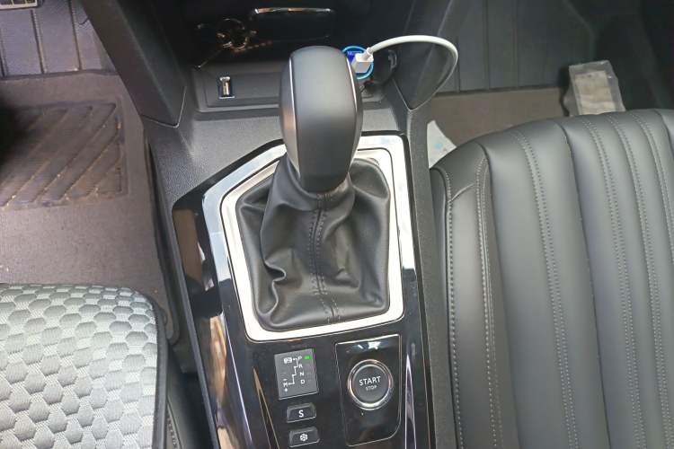 Used Peugeot 408 2022 1.6T Light-Chasing Edition Gear Lever