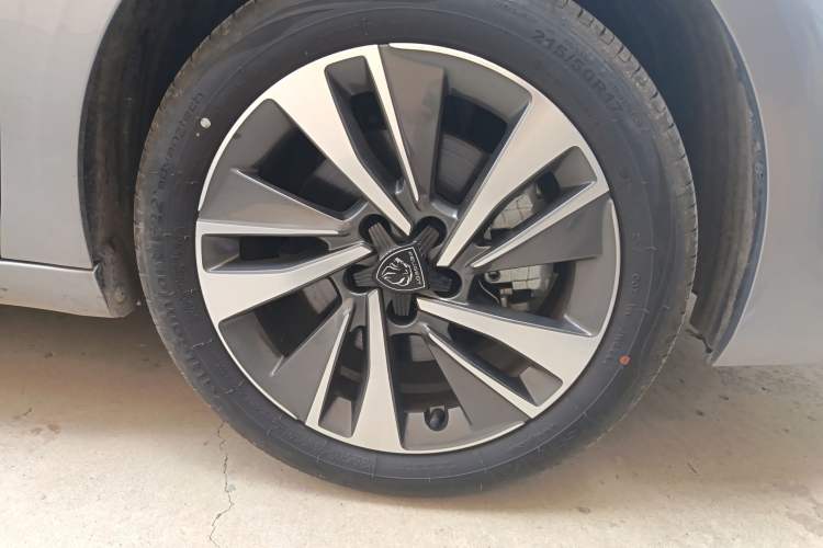 Used Peugeot 408 2022 1.6T Light-Chasing Edition Right Front Wheel Hub