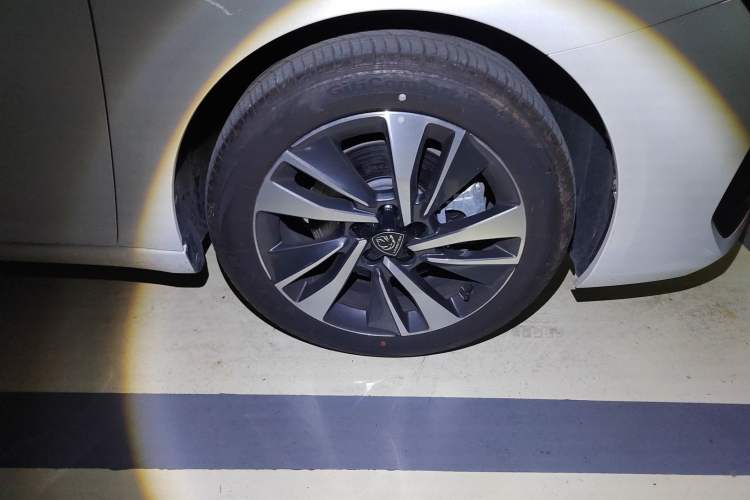 Used Peugeot 408 2022 1.6T Light-Chasing Edition Right Front Wheel Hub