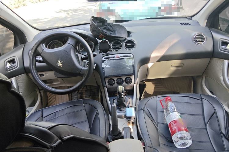 Used Peugeot 408 2010 2.0L Manual Comfort Edition Center Console