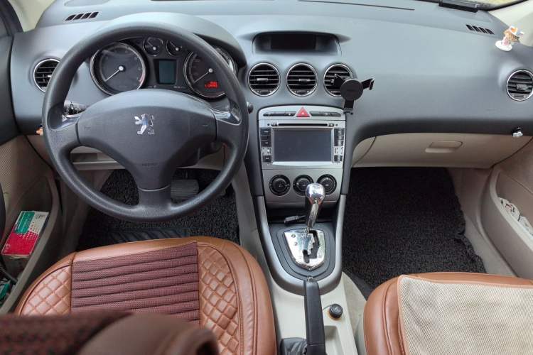 Used Peugeot 408 2010 2.0L Automatic Comfort Edition Center Console