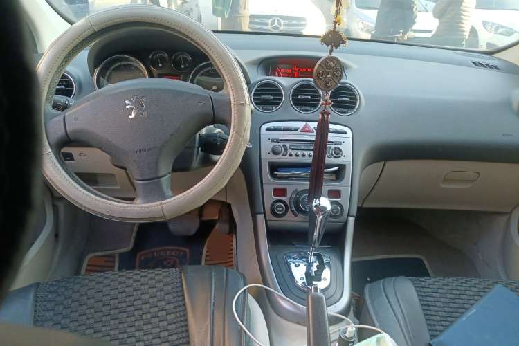 Used Peugeot 408 2010 2.0L Automatic Luxury Edition Center Console