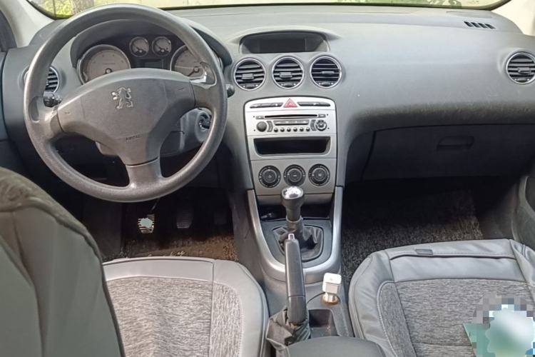 Used Peugeot 408 2010 2.0L Manual Comfort Edition Center Console