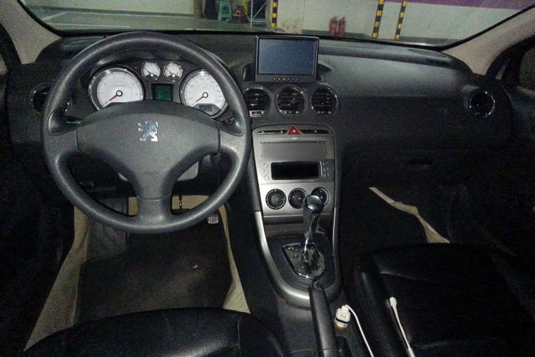 Used Peugeot 408 2010 2.0L Automatic Comfort Edition Center Console
