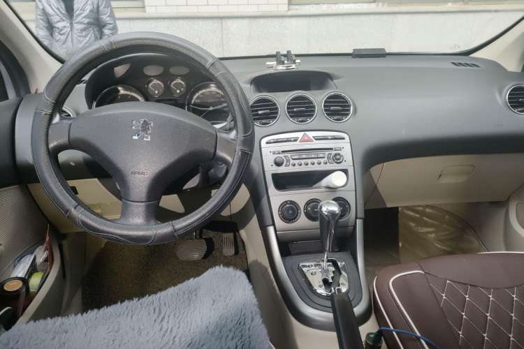 Used Peugeot 408 2010 2.0L Automatic Comfort Edition Center Console