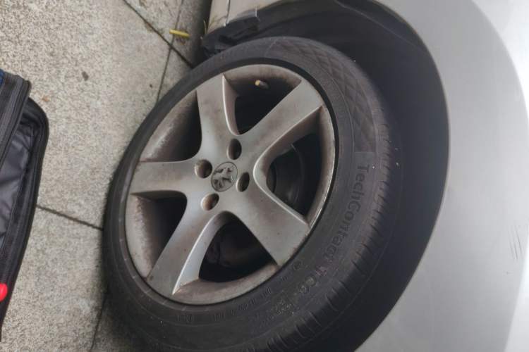Used Peugeot 408 2010 2.0L Automatic Comfort Edition Right Front Wheel Hub
