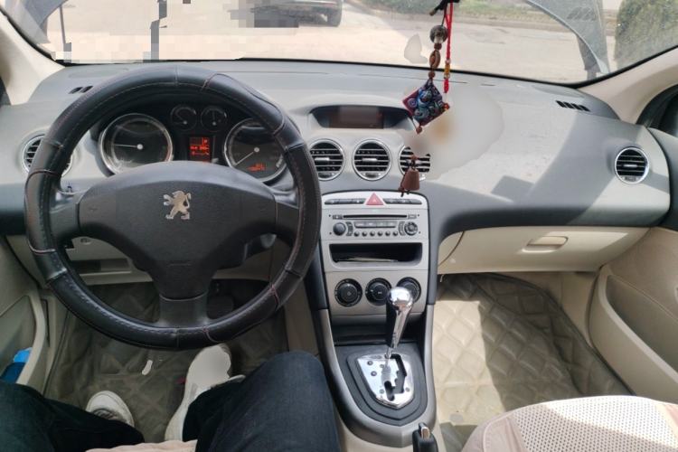 Used Peugeot 408 2011 2.0L Automatic Comfort Edition Center Console