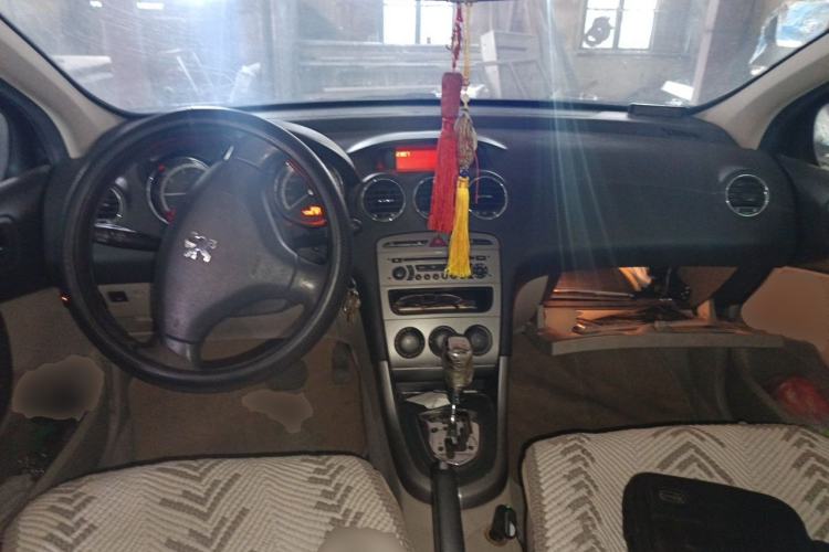 Used Peugeot 408 2011 1.6L Automatic Comfort Edition Center Console