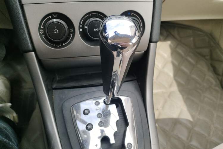 Used Peugeot 408 2011 2.0L Automatic Comfort Edition Gear Lever