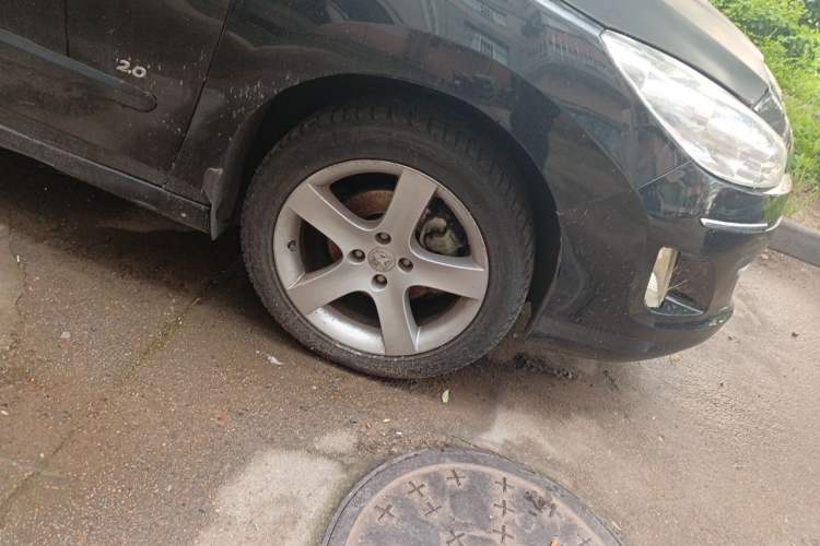 Used Peugeot 408 2011 2.0L Manual Comfort Edition Right Front Wheel Hub