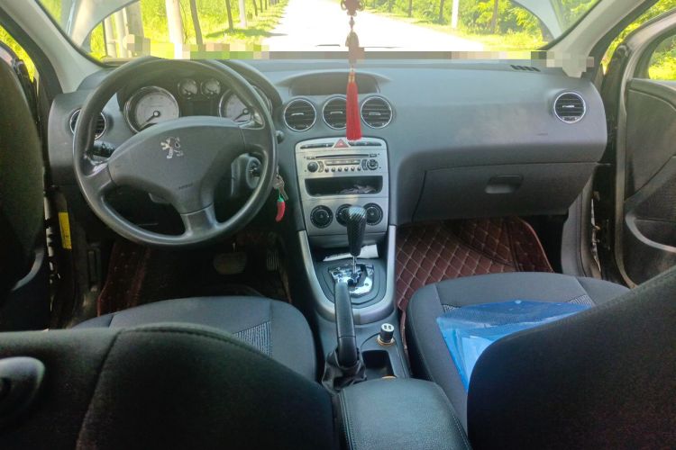 Used Peugeot 408 2011 2.0L Automatic Comfort Edition Center Console