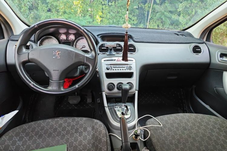 Used Peugeot 408 2011 2.0L Automatic Comfort Edition Center Console
