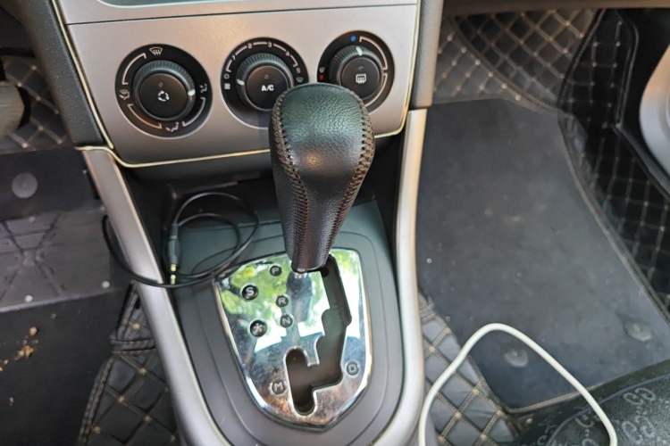 Used Peugeot 408 2011 2.0L Automatic Comfort Edition Gear Lever