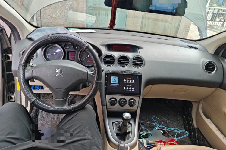 Used Peugeot 408 2011 2.0L Manual Comfort Edition Center Console
