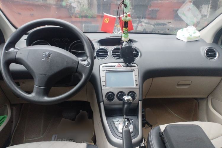 Used Peugeot 408 2011 2.0L Automatic Comfort Edition Center Console