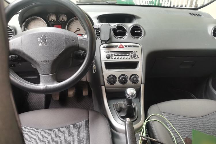 Used Peugeot 408 2011 2.0L Manual Comfort Edition Center Console