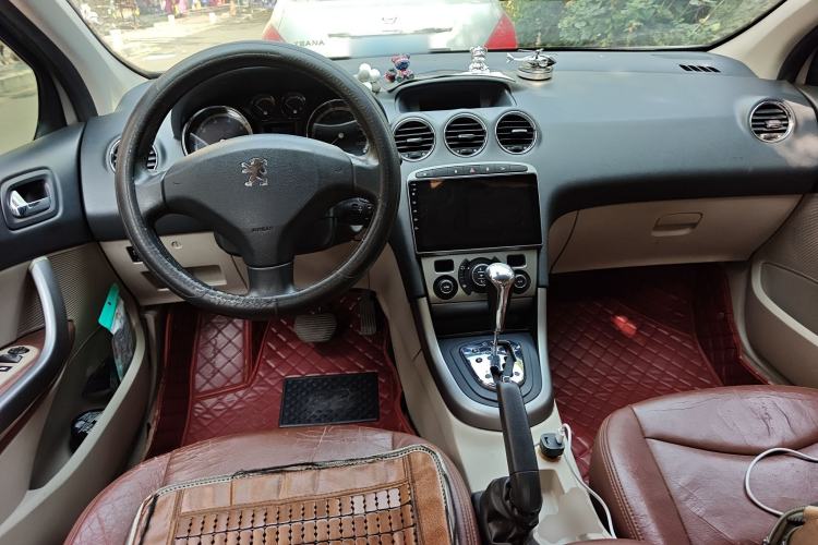 Used Peugeot 408 2011 2.0L Automatic Comfort Edition Center Console