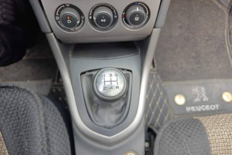 Used Peugeot 408 2011 2.0L Manual Comfort Edition Gear Lever