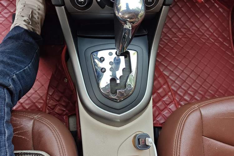 Used Peugeot 408 2011 2.0L Automatic Comfort Edition Gear Lever