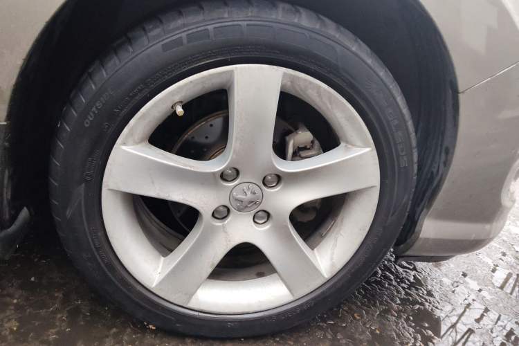 Used Peugeot 408 2011 2.0L Automatic Comfort Edition Right Front Wheel Hub