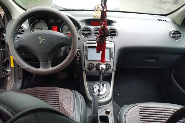 Used Peugeot 408 2011 2.0L Automatic Comfort Edition Center Console